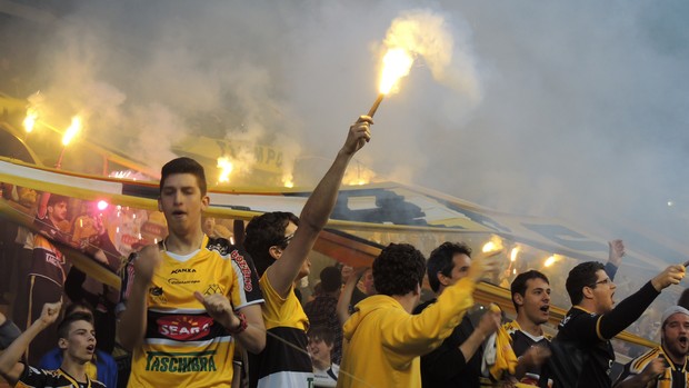 torcida Criciúma Heriberto Hülse sinalizadores (Foto: João Lucas Cardoso)