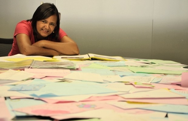Professora de Goiás reúne mais de mil cartas recebidas durante 28 anos de carreira (Foto: Adriano Zago/G1)