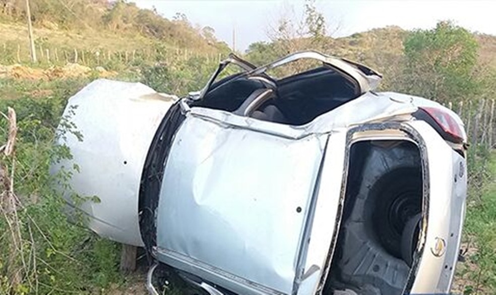 Carro capotou após motorista perder o controle próximo de um posto de combustíveis (Foto: Divulgação/Polícia Militar)