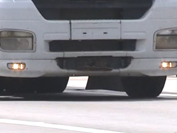 Caminhão passa por pedágio com placa abaixada (Foto: Reprodução/TV Tem)
