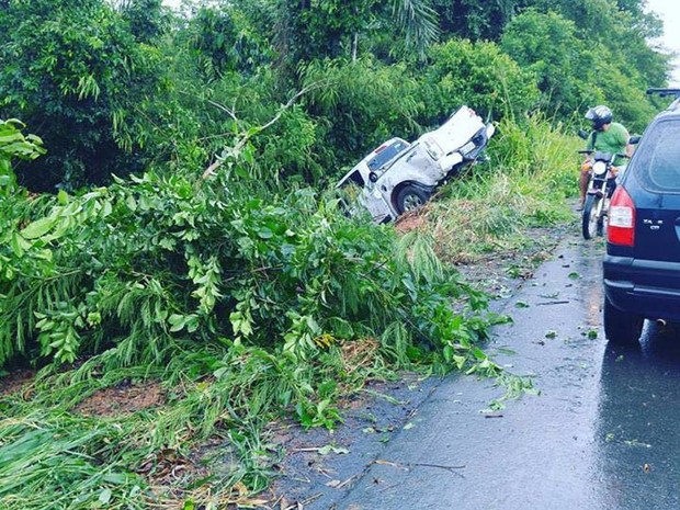 O casal estava indo para Nova Mamoré, quando perdeu o controle do veículo e capotou. (Foto: Adriano Inácio / Site Rota Mamoré)