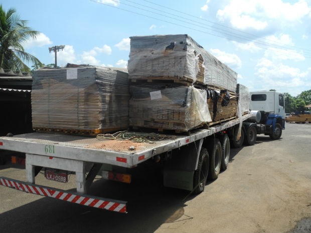 Droga normalmente era enviada camuflada em cargas de madeira de casas pre-fabricadas (Foto: Divulgação / PF)