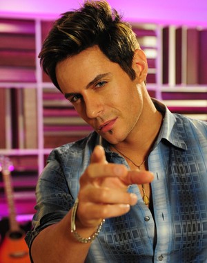 Tozzi arrasou como o cantor Fabian (Foto: Encontro com Fátima Bernardes/ TV Globo)
