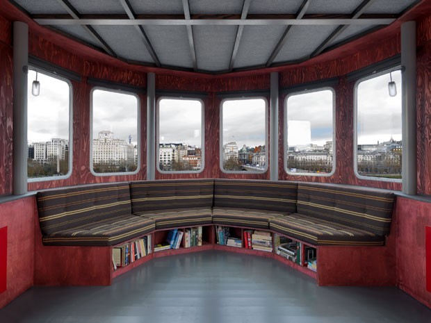 O interior do barco, que tem quarto, banheiro, cozinha, sala, biblioteca e deque (Foto: William Eckersley/Divulgação)