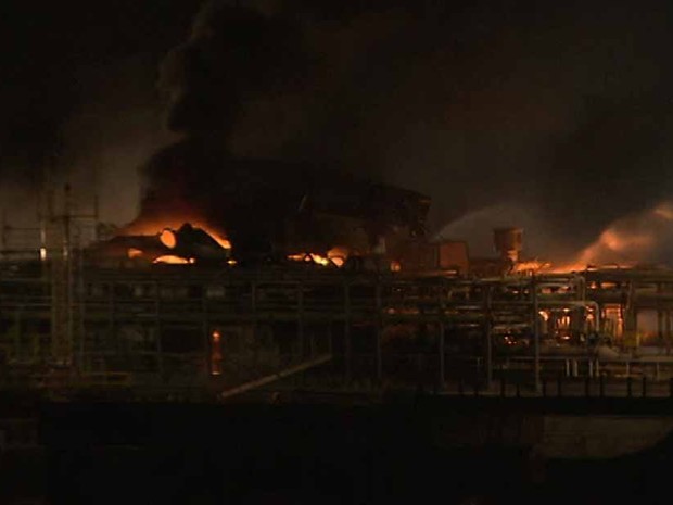 Incêndio atinge navio (Foto: Reprodução/TV Bahia)