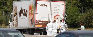 Áustria acha 20 imigrantes mortos em caminhão deixado em rodovia (AFP PHOTO / DIETER NAGL)