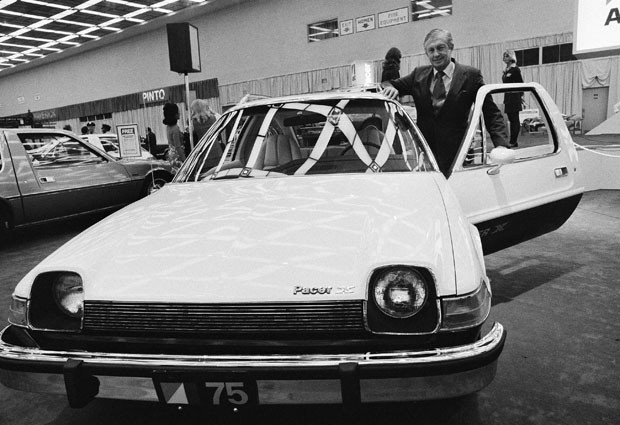 Janeiro de 1975 - O então presidente da American Motors, Roy D. Chapin, checa modelo no pré-lançamento do subcompacto Pacer (Foto: AP/Arquivo)