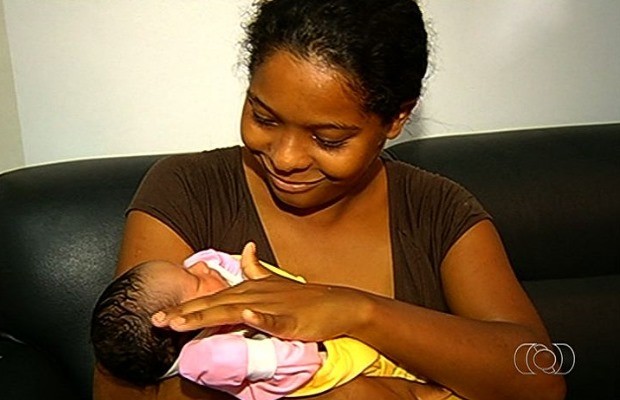 Mãe dá à luz dentro de casa com a ajuda de uma vizinha em Rio Verde, Goiás (Foto: Reprodução/ TV Anhanguera)