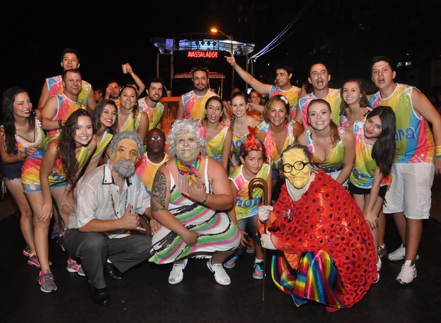 Com abadás, fantasias e pequenos adereços os veranistas se divertiram na Avenida (Foto: Divulgação/ RPC)