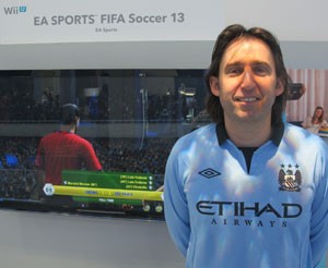 Mathew Prior, produtor de 'Fifa 13' explicou como se joga o game no Wii U (Foto: Gustavo Petró/G1)