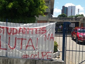 Alunos estenderam faixa na entrada da Faculdade de Enfermagem Nossa Senhora das Graças durante ocupação do campus Santo Amaro da UPE (Foto: Marlon Costa/Pernambuco Press)