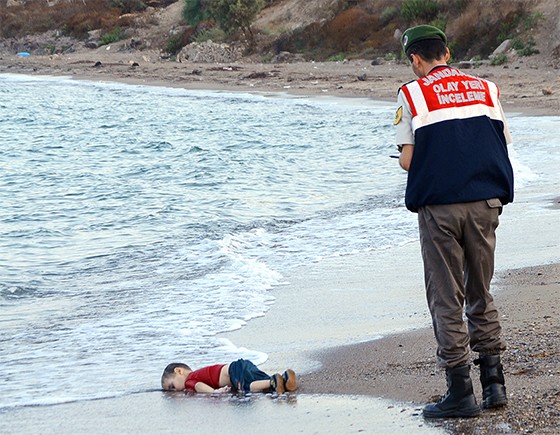 O menino sírio Aylan jaz  numa praia  da Turquia.  Ele morreu afogado  na travessia  para a Grécia (Foto: AP Photo/DHA)