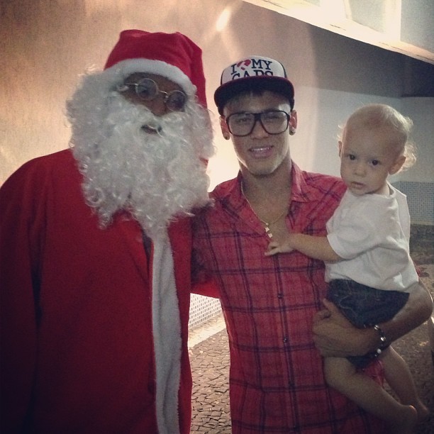 Neymar e Davi Lucca recebem a visita do Papai Noel (Foto: Reprodução / Instagram)