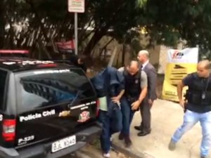 Um dos presos chega na sede da corregedoria em Campinas (Foto: Reprodução / EPTV)