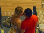 Claudia Raia e Jarbas Homem de Mello trocam beijos durante passeio