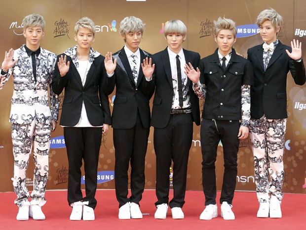 O grupo de k-pop B.A.P. em festa da premiação Golden Disk Awards, nesta quarta-feira (16), em Kuala Lumpur (Foto: Reuters/Bazuki Muhammad)
