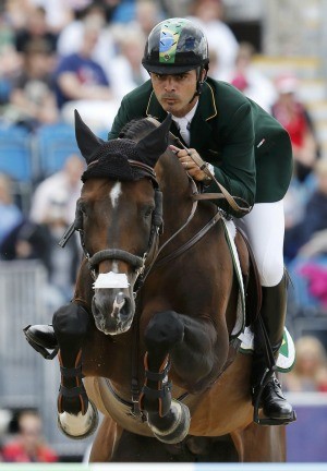 Rodrigo Pessoa, com Rebozo, foi penalizado em um ponto (Foto: Reuters)