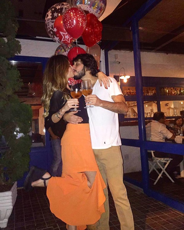Bruna Hamú e o namorado, Diego Moregola. Casal está junto há um ano e espera o primeiro filho (Foto: Reprodução do Instagram)