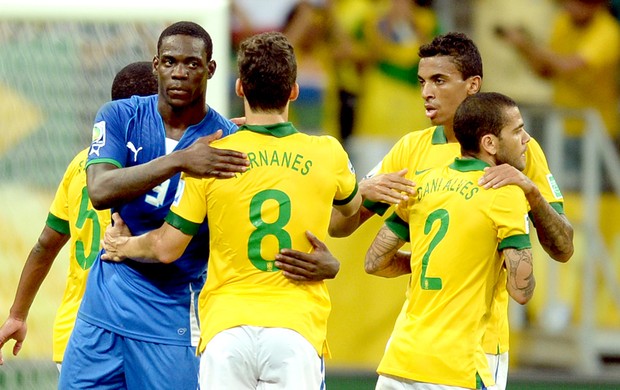 Balotelli Hernanes saída Itália (Foto: AFP)