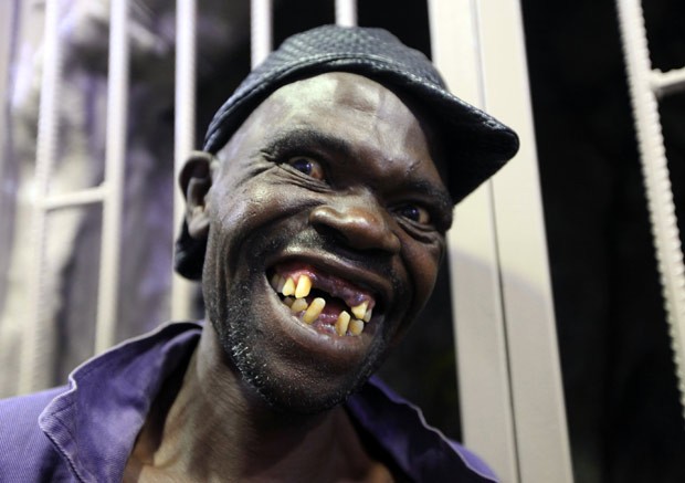 Mison Sere ganhou concurso de homem mais feio de Zimbábue (Foto: Tsvangirayi Mukwazhi/AP)