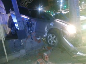 Homem morreu ao colidir carro em poste quando fugia da polícia (Foto: Divulgação / SSP-BA)