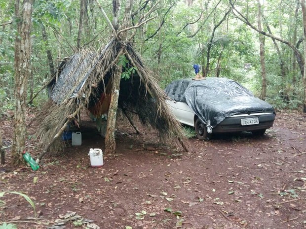 Ele construiu cabana com galhos e folhas (Foto: Assessoria/ Polícia Civil-MT)