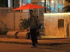 Sozinho, Reynaldo Gianecchini caminha pelas ruas do Leblon