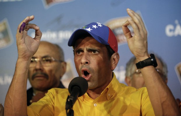O candidato da oposição, Henrique Capriles, conversa com jornalistas durante entrevista coletiva realizada após a divulgação dos resultados da eleição presidencial na Venezuela (Foto: Fernando Llano/AP)