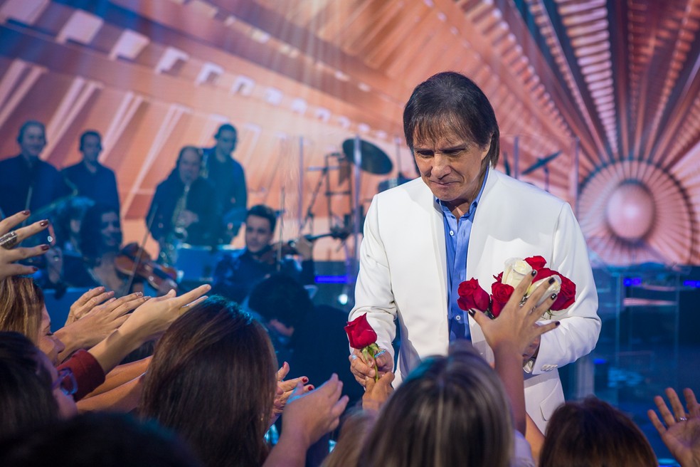 Roberto levou à loucuras suas fãs com a famosa entrega das rosas (Foto: Artur Meninea/Gshow)