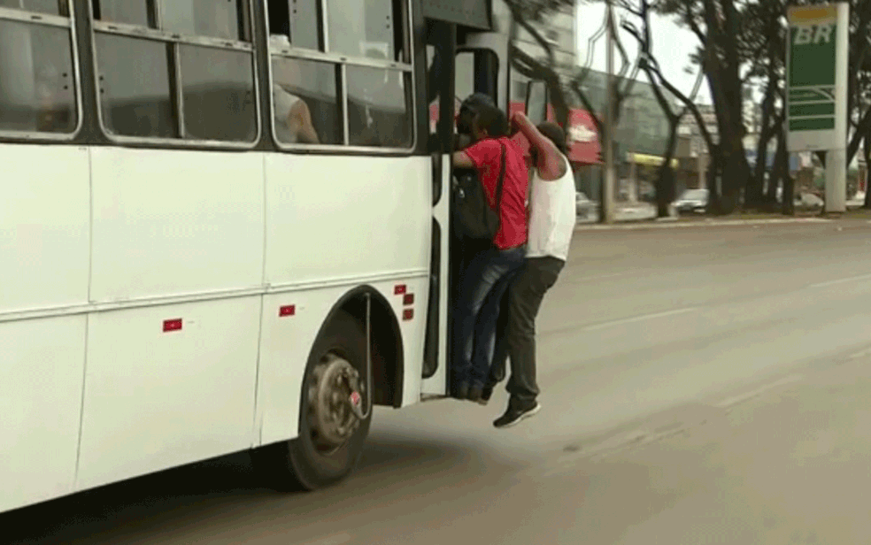 Passageiros disputaram espaço no transporte pirata, em Brasília (Foto: TV Globo/Reprodução)