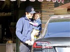 Ashton Kutcher e Mila Kunis passeiam com a filha em Los Angeles