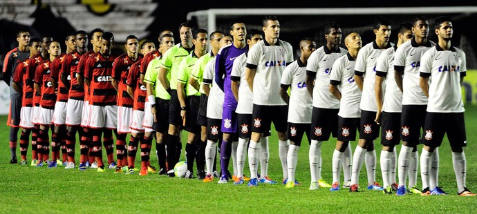 Flamengo x Corinthians Juniores chuteiras (Foto: Marcos Ribolli / Globoesporte.com)