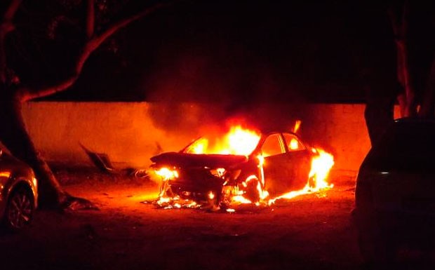 Carro foi incendiado durante a madrugada desta segunda (13), no pátio da Defur de Mossoró (Foto: Marcelino Neto)