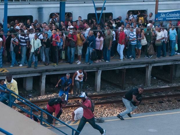 Trens paradores não seguem até   a Central do Brasil e os passageiros são   obrigados a descer na estação de São  Cristóvão que está lotada.  (Foto: EBRS JR./Estadão Conteúdo)