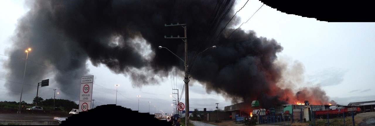 Incêndio começou por volta de 5h50 (Foto: Naim Campos/RBS TV)