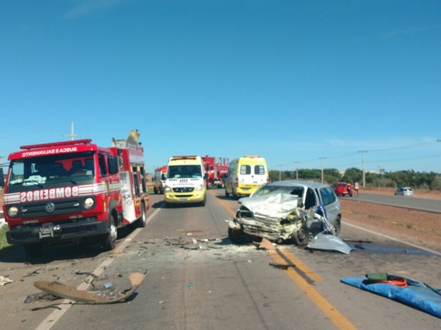 Acidente entre dois carros deixa nove pessoas feridas na BR-040, em Gois (Foto: Divulgao/Corpo de Bombeiros)