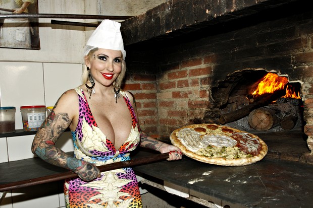 Saindo do forno a pizza à Boing Boing (Foto: Celso Tavares/EGO)