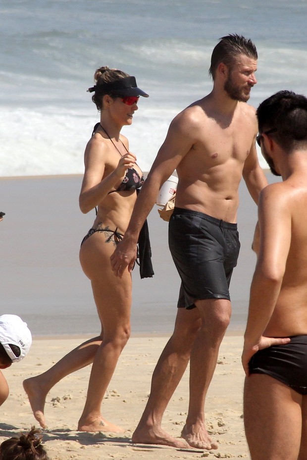Fernanda Lima e Rodrigo HIlbert na praia (Foto: agnews)
