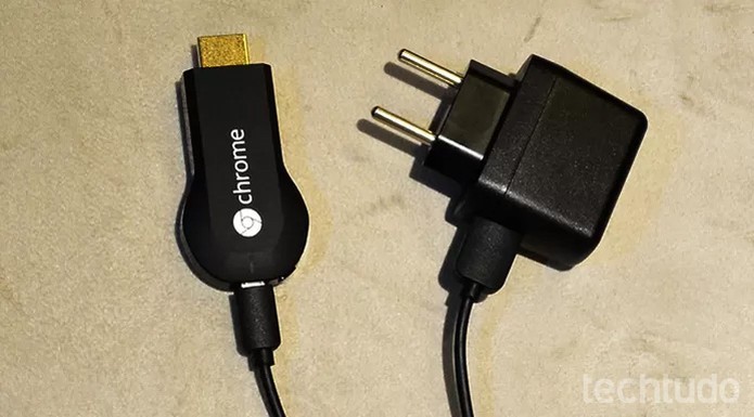 O Chromecast e o adaptador de tomara ficarão conectados nas duas pontas do mesmo cabo (Foto: Barbara Mannara/TechTudo) O Chromecast e o adaptador de tomara ficarão conectados nas duas pontas do mesmo cabo (Foto: Barbara Mannara/TechTudo)