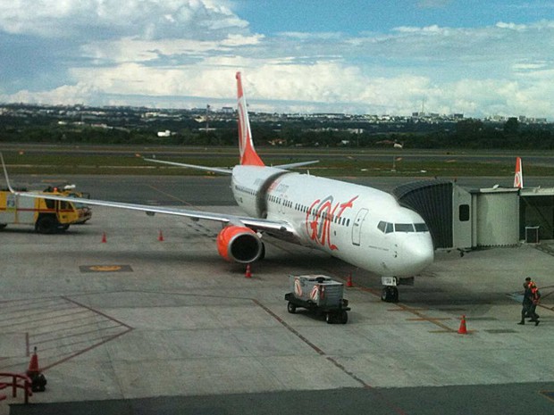 Marca escura na lateral de avião da Gol no aeroporto de Brasília provocada por fogo em turbina (Foto: Reprodução)