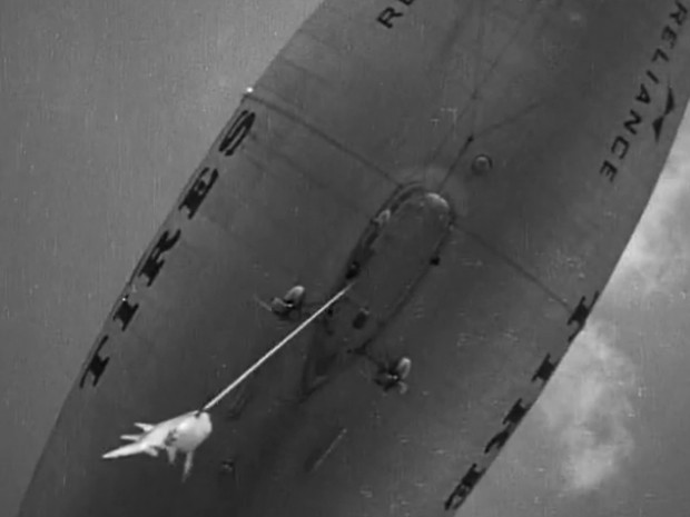 Tubarão pescado é erguido até dirigível nos arredores de Miami, nos EUA (Foto: Smithsonian.com/Reprodução)