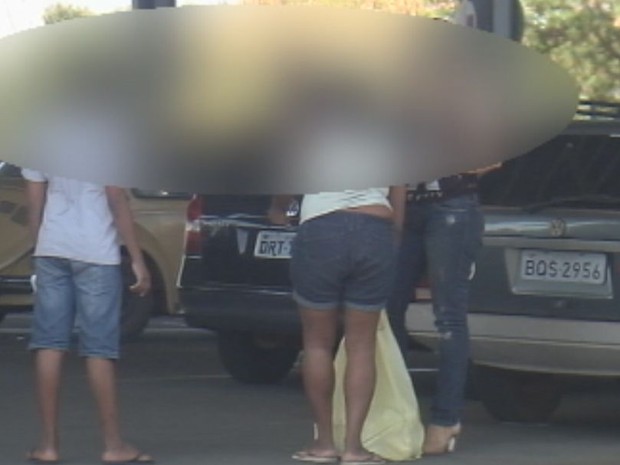 Uma das mães foi detida quando negociava 11 latas de leite  (Foto: Reprodução / TV TEM)