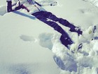 Adriane Galisteu posta foto largada na neve
