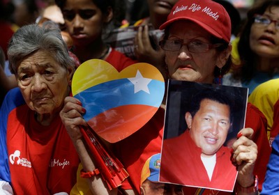 Venezuelanos foram às ruas em Caracas neste domingo para apoiar Hugo Chávez (Foto: AP Photo/Fernando Llano)