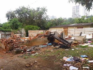 De acordo com a Defensoria Pública 13 casas já foram demolidas pela prefeitura no Banhado. (Foto: Nicole Melhado / G1)