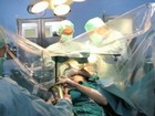 Paciente toca saxofone durante cirurgia no cérebro na Espanha