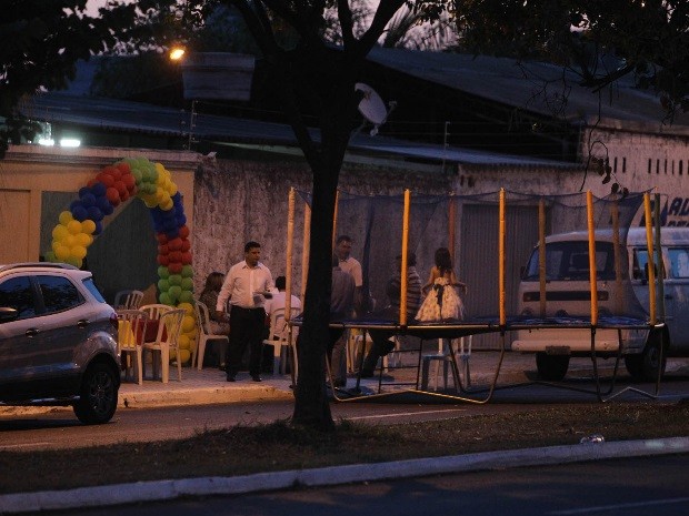 Vereador fecha parte de rua para festa de aniversário do filho, em Aparecida de Goiânia, Goiás (Foto: Renato Conde/O Popular)