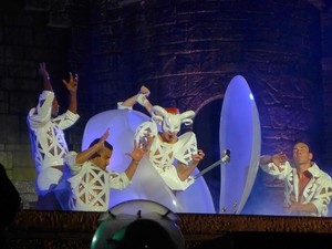 Lady Gaga 'nasce' de ovo para cantar 'Bad romance' no palco montado no Estádio do Morumbi neste domingo (11) (Foto: Marcelo de Almeida/Divulgação)