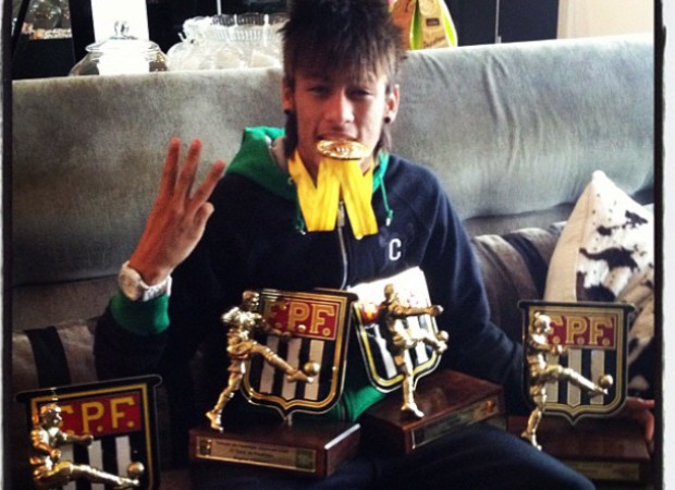Neymar posa com prêmios do Paulistão (Foto: Reprodução / Instagram)