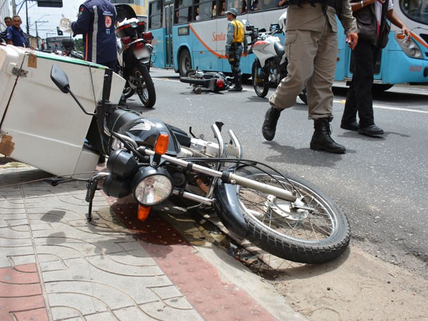 Acidente com duas motos em João Pessoa  (Foto: Walter Paparazzo/G1)